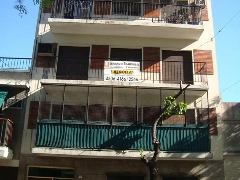 Impecable departamento de 3 ambientes al frente con balcon.-