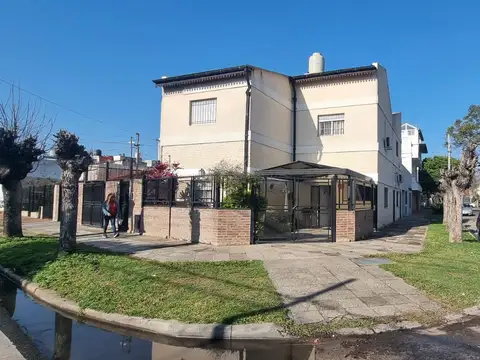 EN VENTA EN CASEROS HERMOSA CASA EN PLANTA BAJA CON COCHERA SEMICUBIERTA - FICHA 9589