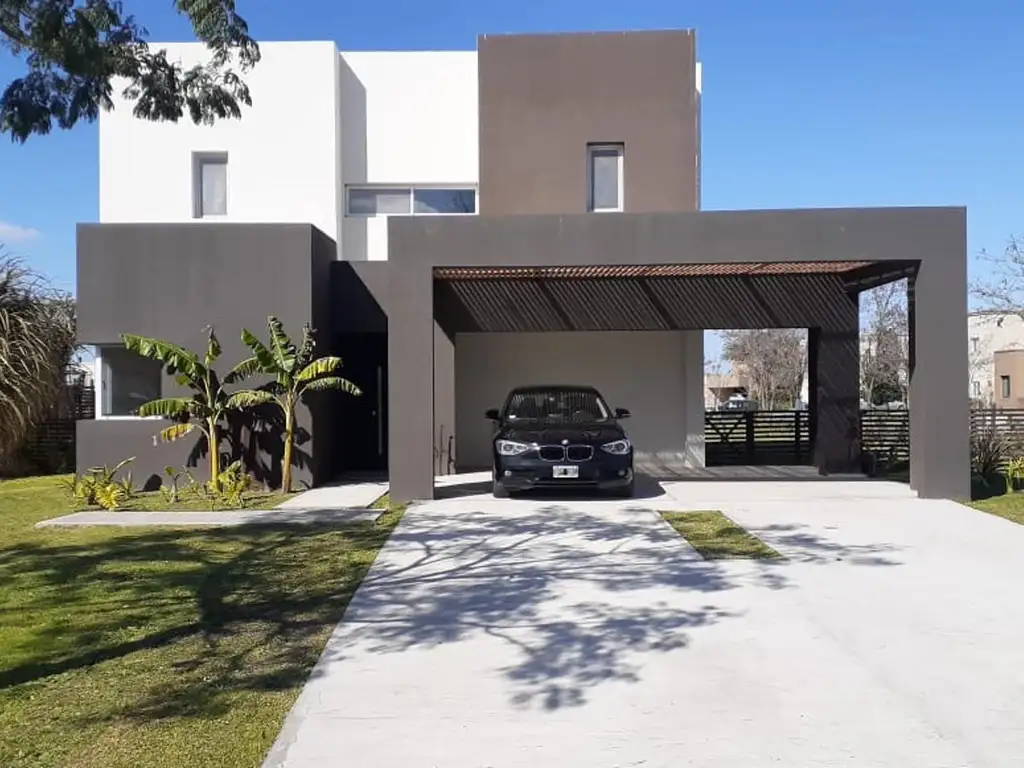 Casa con pileta moderna super amplia en CANTON NORTE