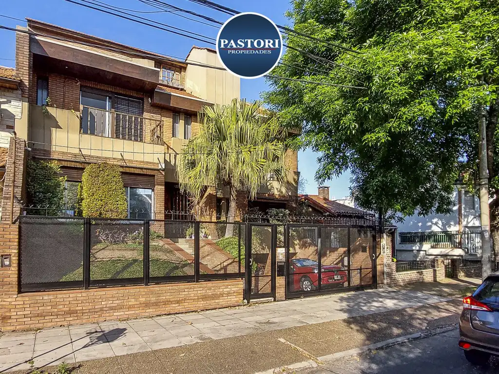 VENTA DE CASA de 6 amb, gge p/2 autos y patio quincho pil