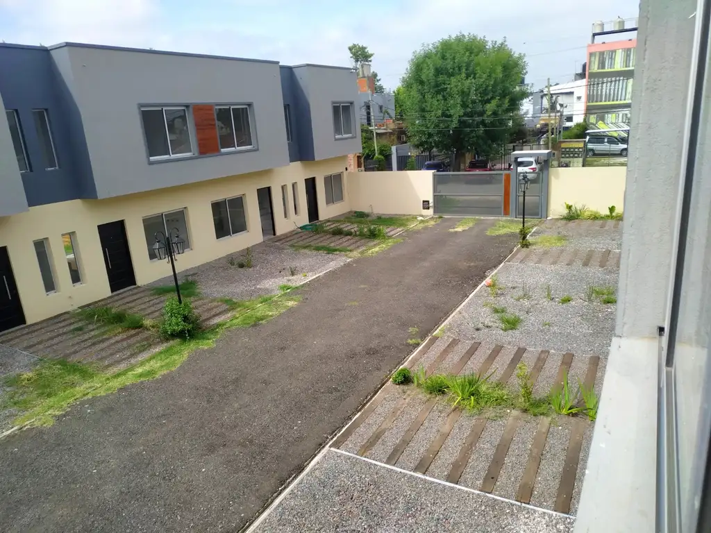 DUPLEX DE 3 AMBIENTES EN CONDOMINIO, ITUZAINGO (3228)