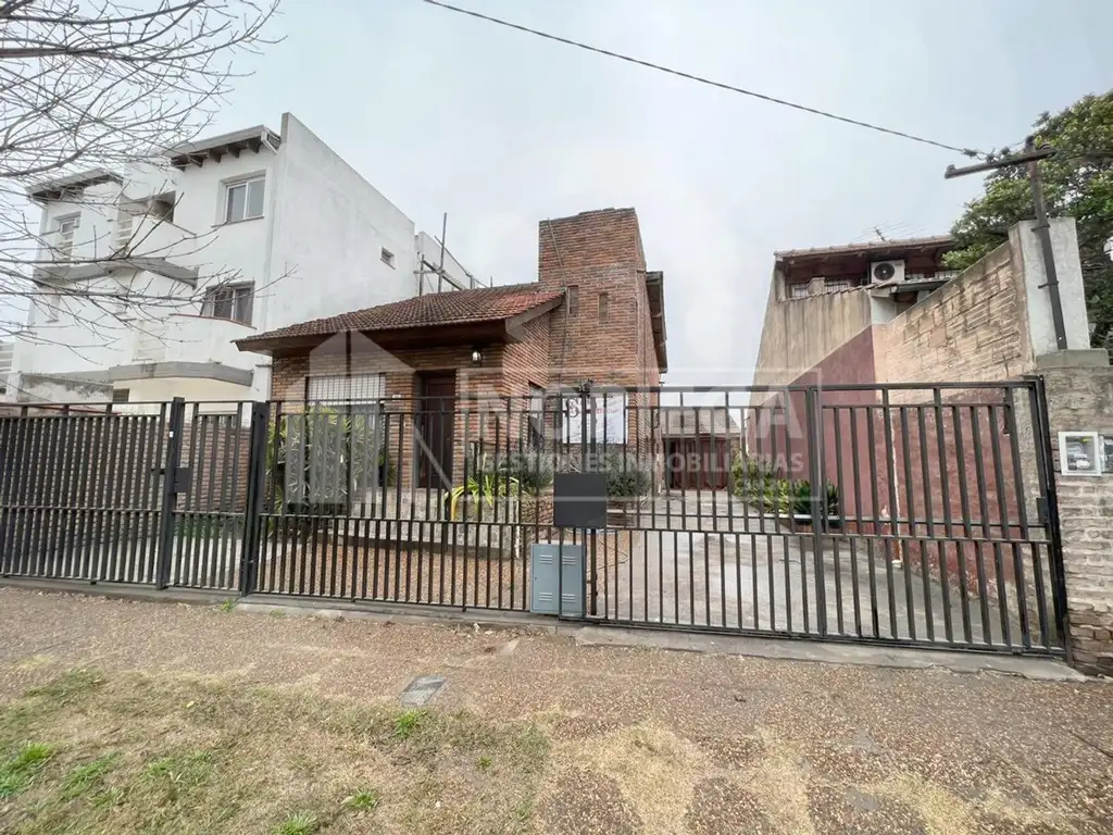 SE ALQUILA IMPORTANTE CASA EN PILAR CENTRO