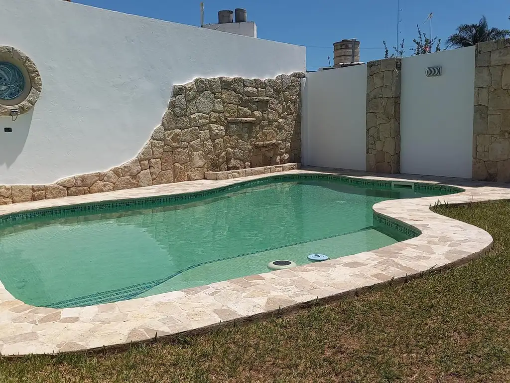 HERMOSA CASA 4 DORMIT, PILETA CON CALDERA, QUINCHO, BAÑO CON JACUZZI. B° VILLA CABRERA