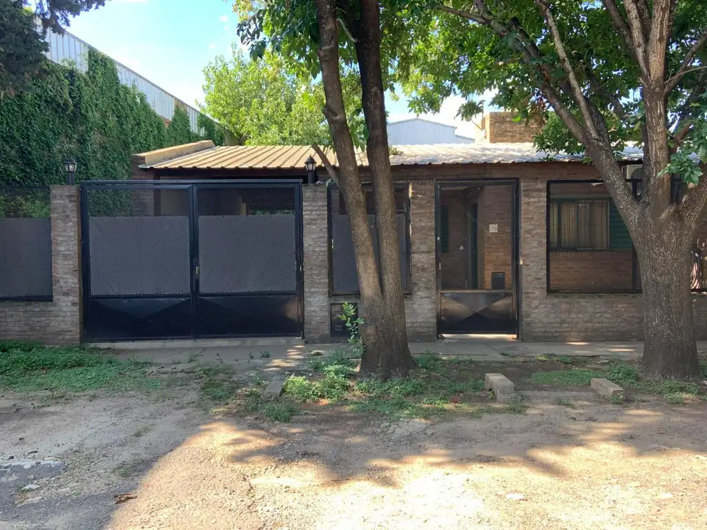 Casa dos Dormitorios, patio y cochera, luminoso