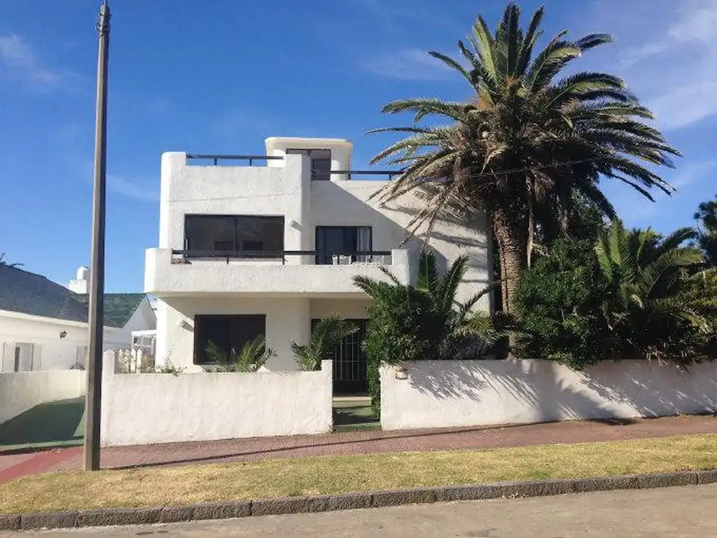 Casa de 6 ambientes con Jardín y Pileta en Alquiler -  Punta del Este