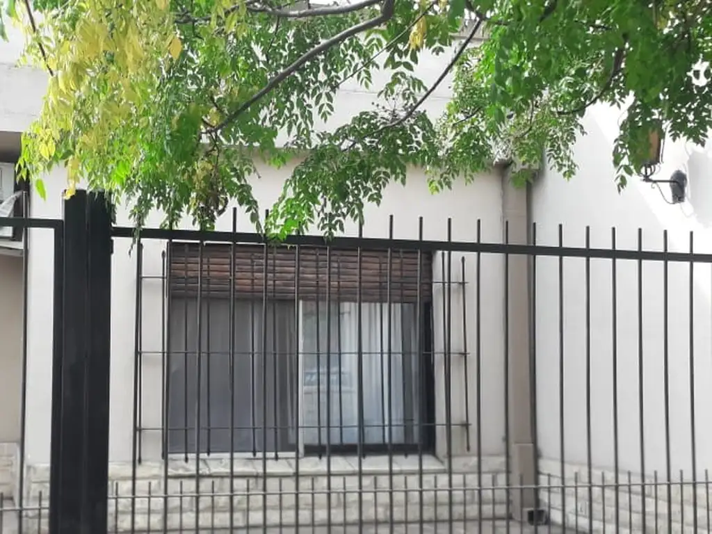 VENTA CASA EXCELENTE ESTADO CENTRO DE PILAR