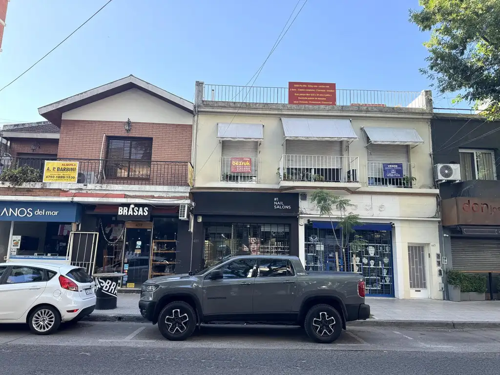 Reconocido local de uñas en pleno funcionamiento sobre Alvear, en el centro de Martínez.