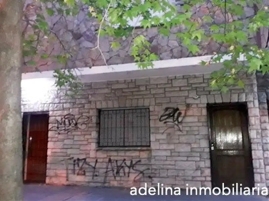 Tipo casa al frente 4 amb  con terraza a 2 cuadras de estación