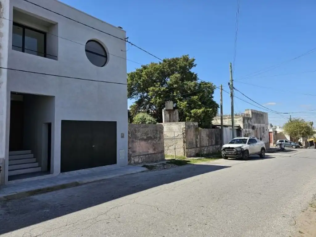 Casa de diseño a estrenar, excelente calidad constructiva y ubicacion. Dos dormitorios y tres b...