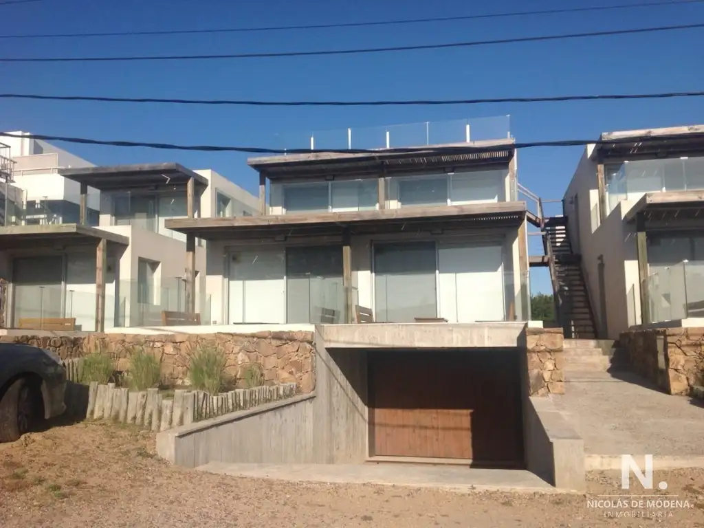 En venta duplex impecable de 3 dormitorios.