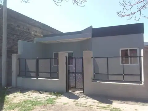 SE VENDE, CASA 2 DORMITORIOS EN EL CENTRO DE PUEBLO ESTHER