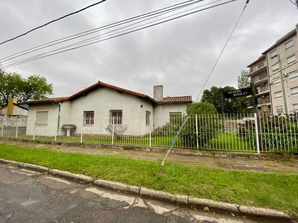 CASA A MODERNIZAR EN EXCELENTE LOTE Y UBICACIÓN