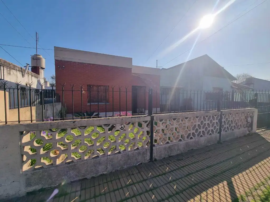 CASA 3 AMBIENTES VENTA CLAYPOLE CON FONDO Y GARAGE