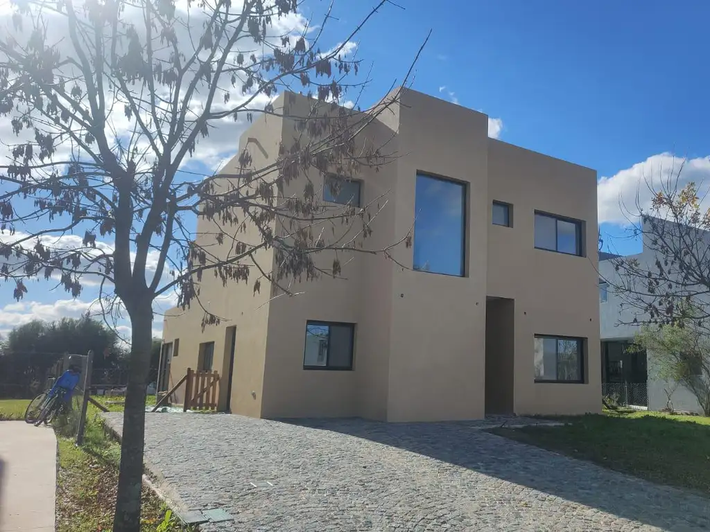 Venta Casa 5 Ambientes en Barrio Araucarias Puertos del Lago Escobar