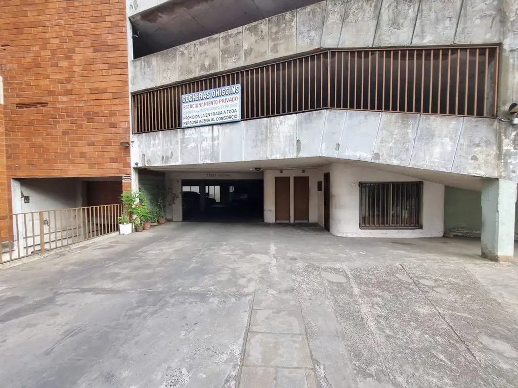 VENTA DE COCHERA CUBIERTA CENTRO DE EN LANUS ESTE