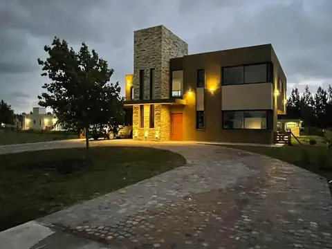 Venta casa 5 ambientes en Fincas de San Vicente - Canning
