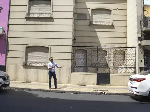 Casa con perfil Comercial en calle Crisostomo Alvarez al 400