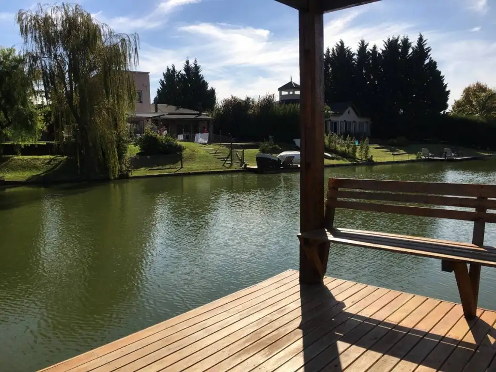 CASA CON MUELLE AL AGUA