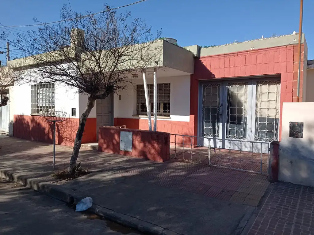 Casa dos dormitorios a reciclar mas departamento escritura zona San vicente