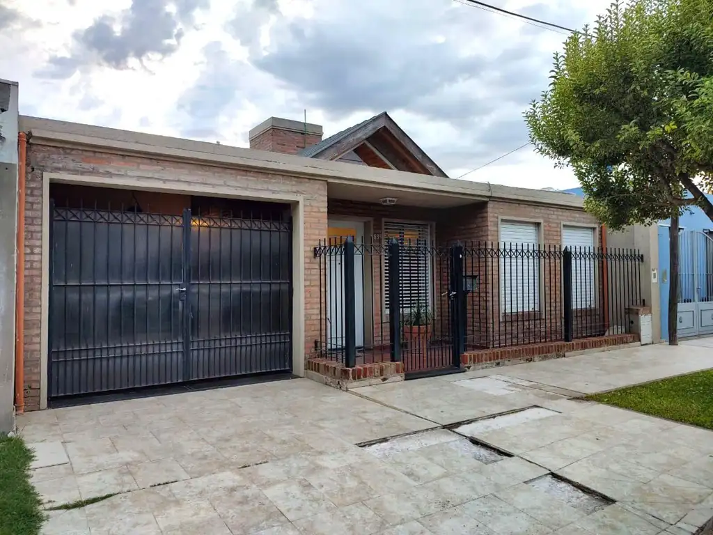 Venta Casa 2 dormitorios con jardín y pileta - Arroyo Seco