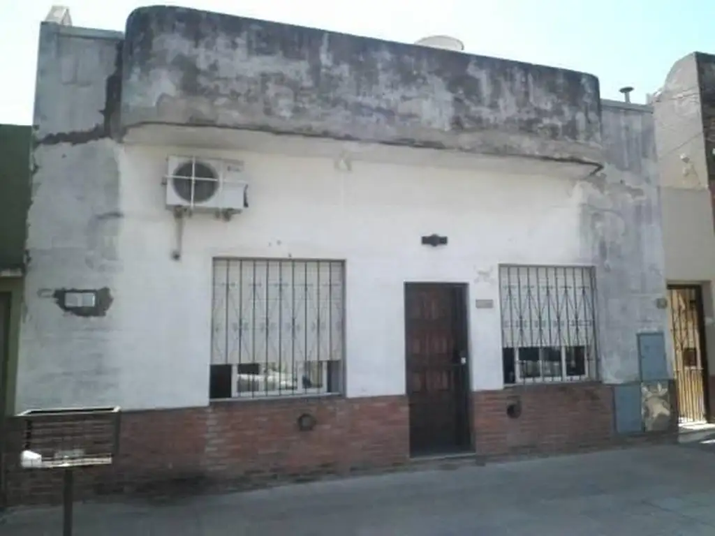 Cómodo Dpto. Tipo Casa 2 amb, al frente, con terraza y sin e