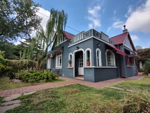 NUEVO VALOR. Hermosa casa estilo ingles sobre 2 terrenos