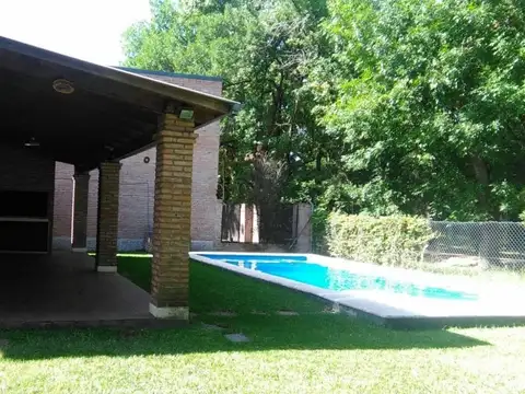 EXCELENTE CASA CON PILETA EN VENTA EN FUNES