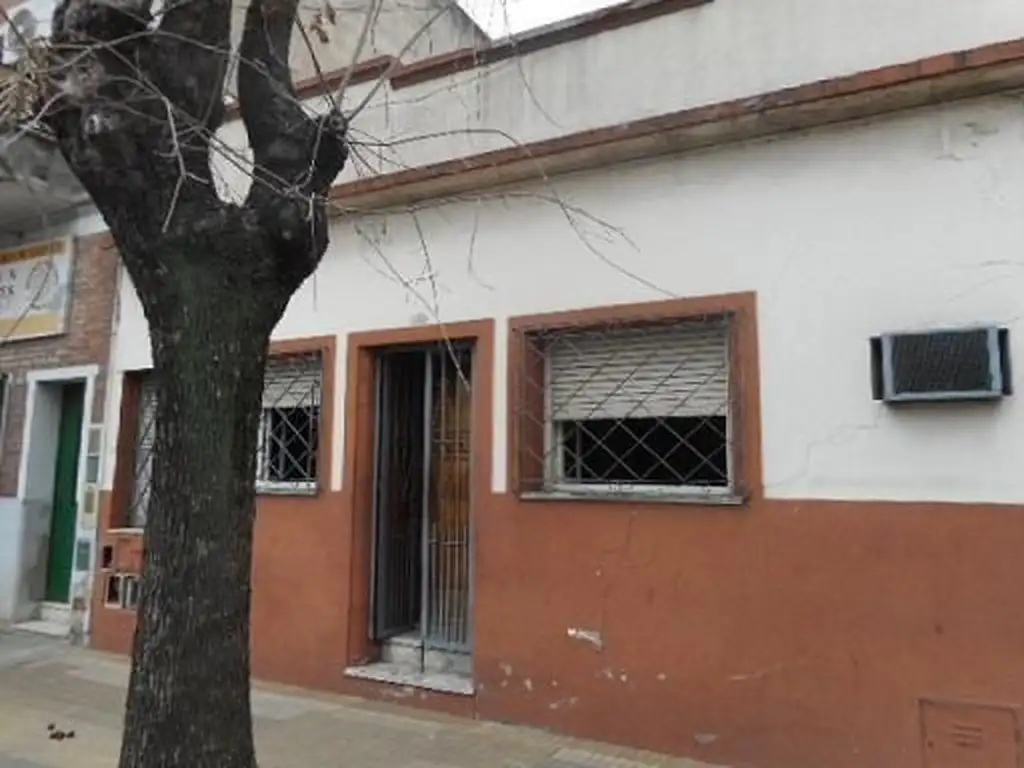 Casa a 1 cuadra de Av. Hipolito Yrigoyen. Zona, Ideal p/inve