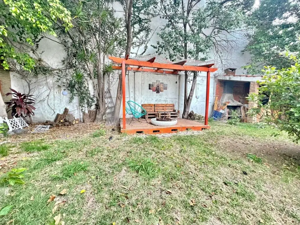 VENTA CASA  3 DORMITORIOS + PARQUE + GALPÓN EN CASEROS