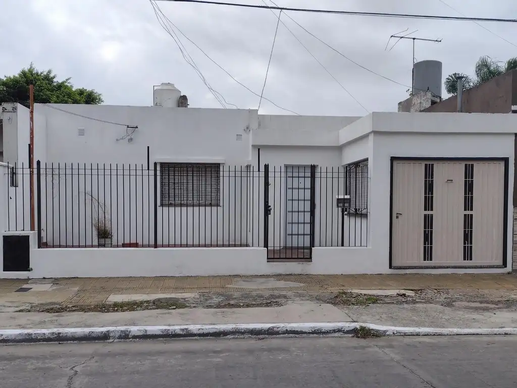 CASA EN VENTA C/RENTA 4 AMBIENTES CON GARAGE. CASTELAR SUR.