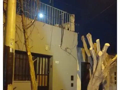 SE ALQUILA CASA AL FRENTE DE UN DORMITORIO, CON QUINCHO Y TERRAZA. VELEZ SARSFIELD 5100