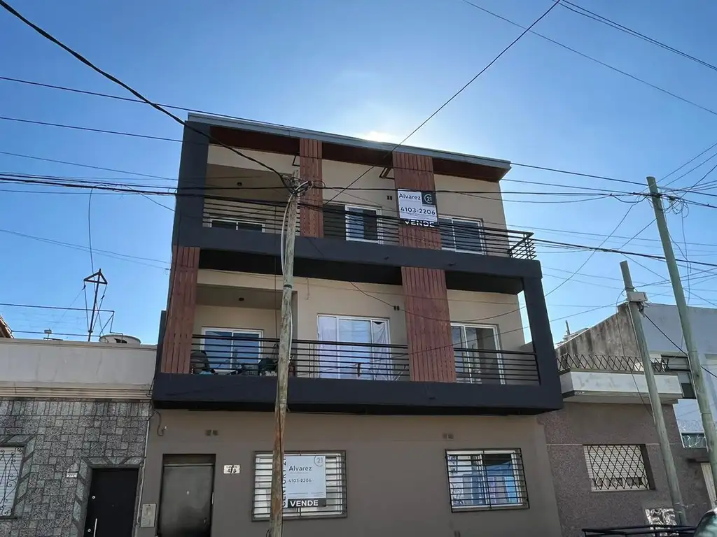 Depaartamento de dos ambientes con patio a la venta en Avellaneda