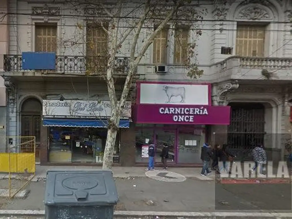 Avda. Rivadavia 2900 Once Local con Renta frente a Plaza Miserere