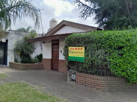 CHALET EN ESQUINA,APTO CREDITO, 4 AMB, COCHERA 2 P/ AUTOS, JARDIN, MODERNIZADO, CONSULTE 