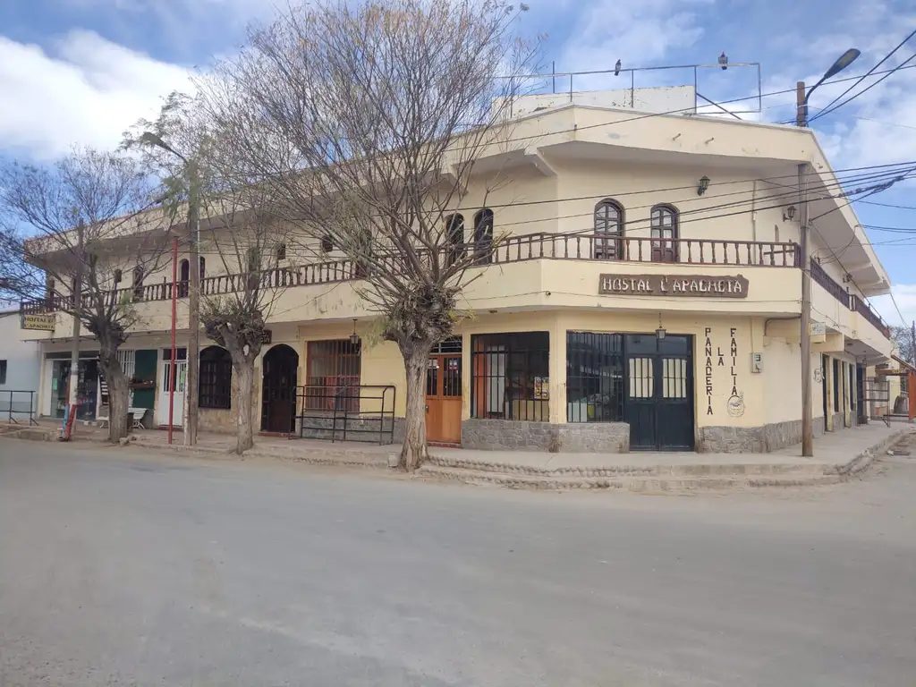 Hotel y locales comerciales en Amaicha del Valle, frente a la Plaza Principal