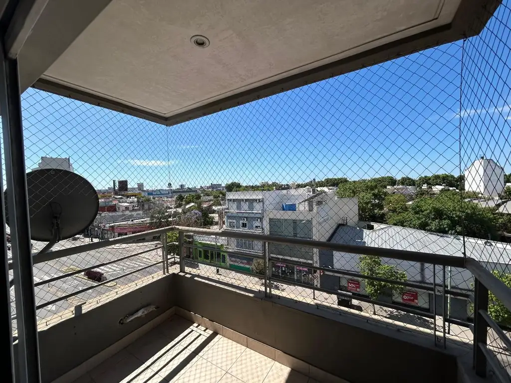 EXCELENTE MONOAMBIENTE AL FRENTE CON BALCON, LUGAR DE LAVARROPAS, ORIENTACION NORTE