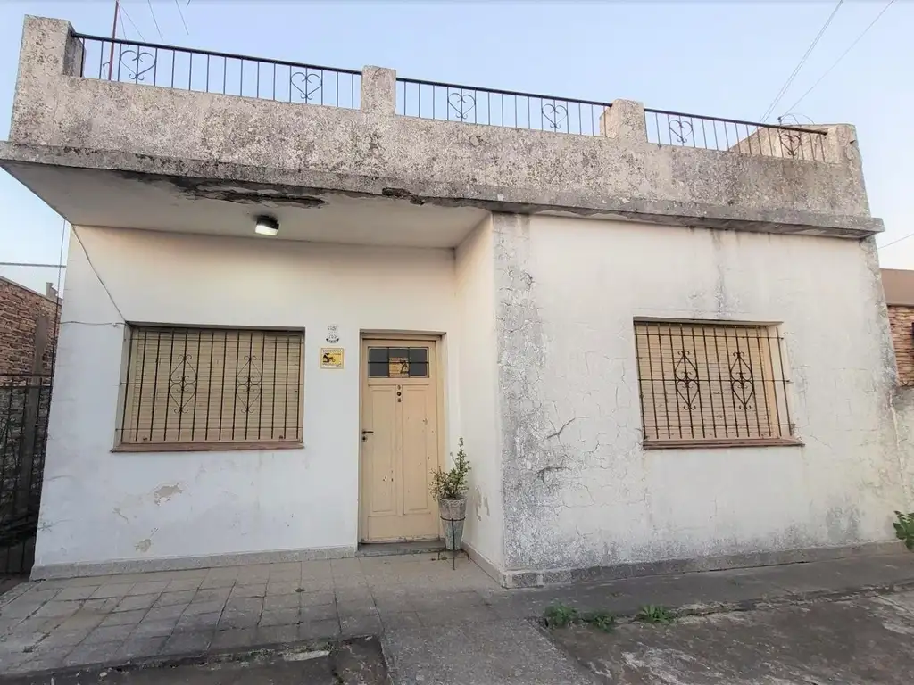 CASA 4 AMB A REFACCIONAR SOBRE LOTE PROPIO