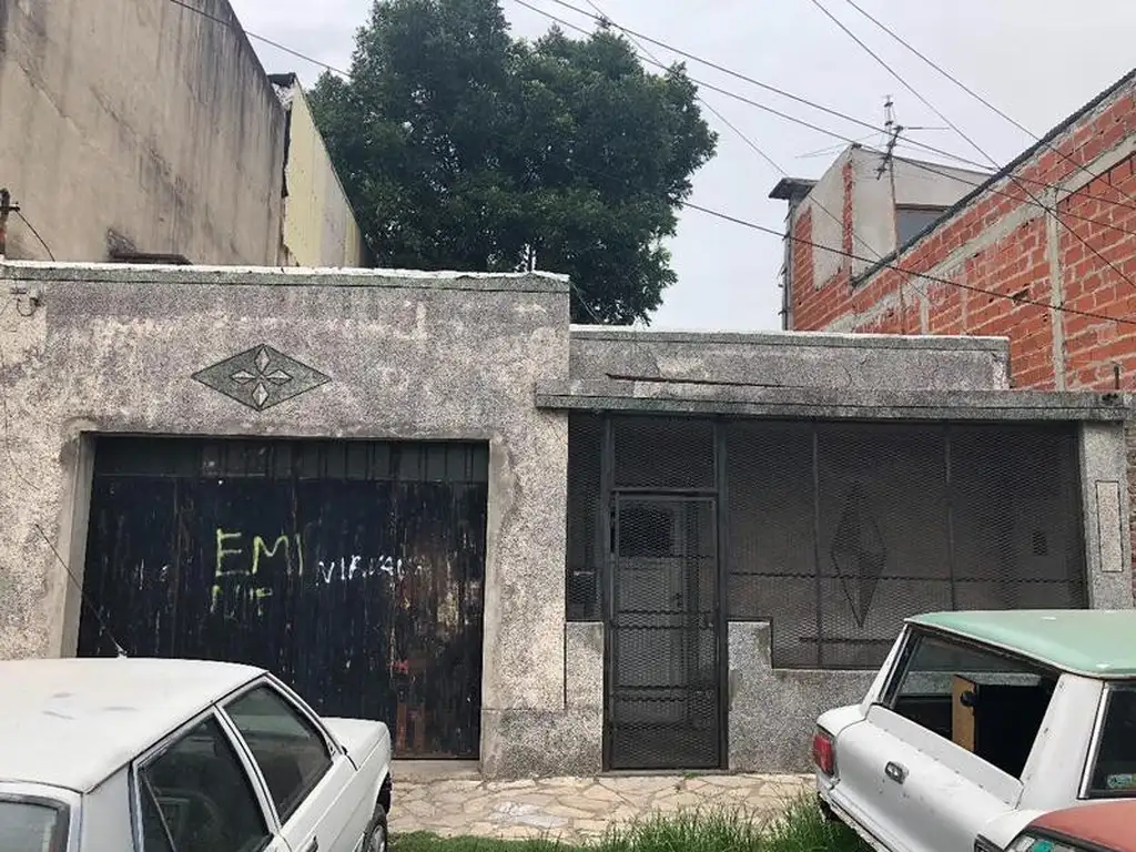 Lote con casa a reciclar o demoler en Don Torcuato