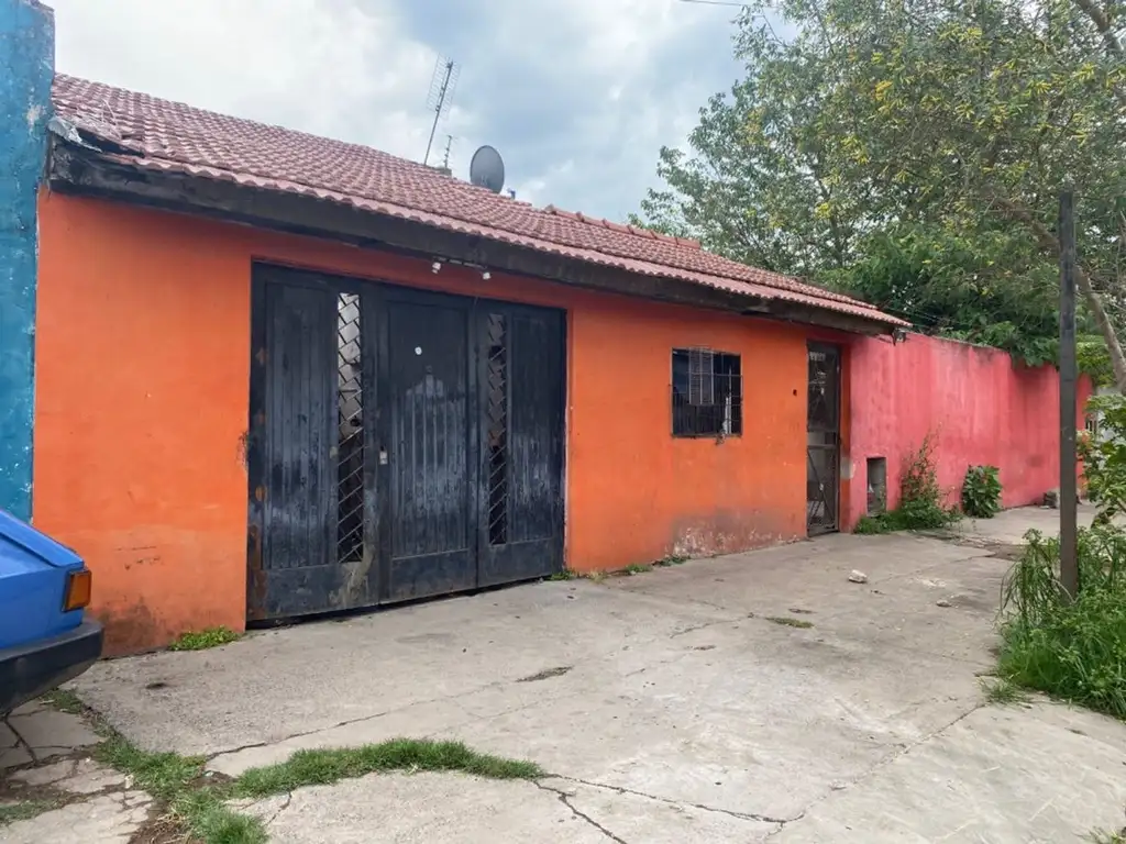 VENTA CASA 3 AMBIENTES CON LOCAL A REFACCIONAR