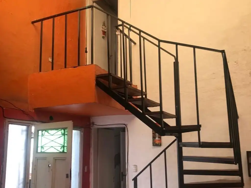 5 ambientes con patio 2 baños, apto uso comercial profesional,  o Depósito.