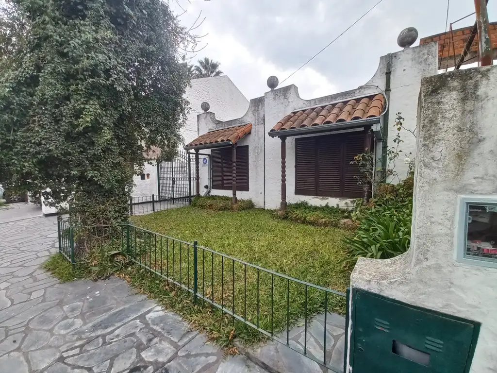 Casa en venta de 2 dormitorios c/ cochera en Villa José León Suárez