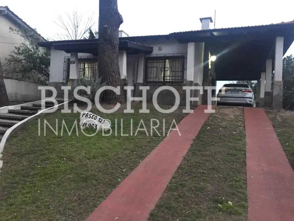 CASA 3 AMBIENTES, LAVADERO, COCHERA CUBIERTA. AMPLIO JARDÍN. TODOS LOS SERVICIOS