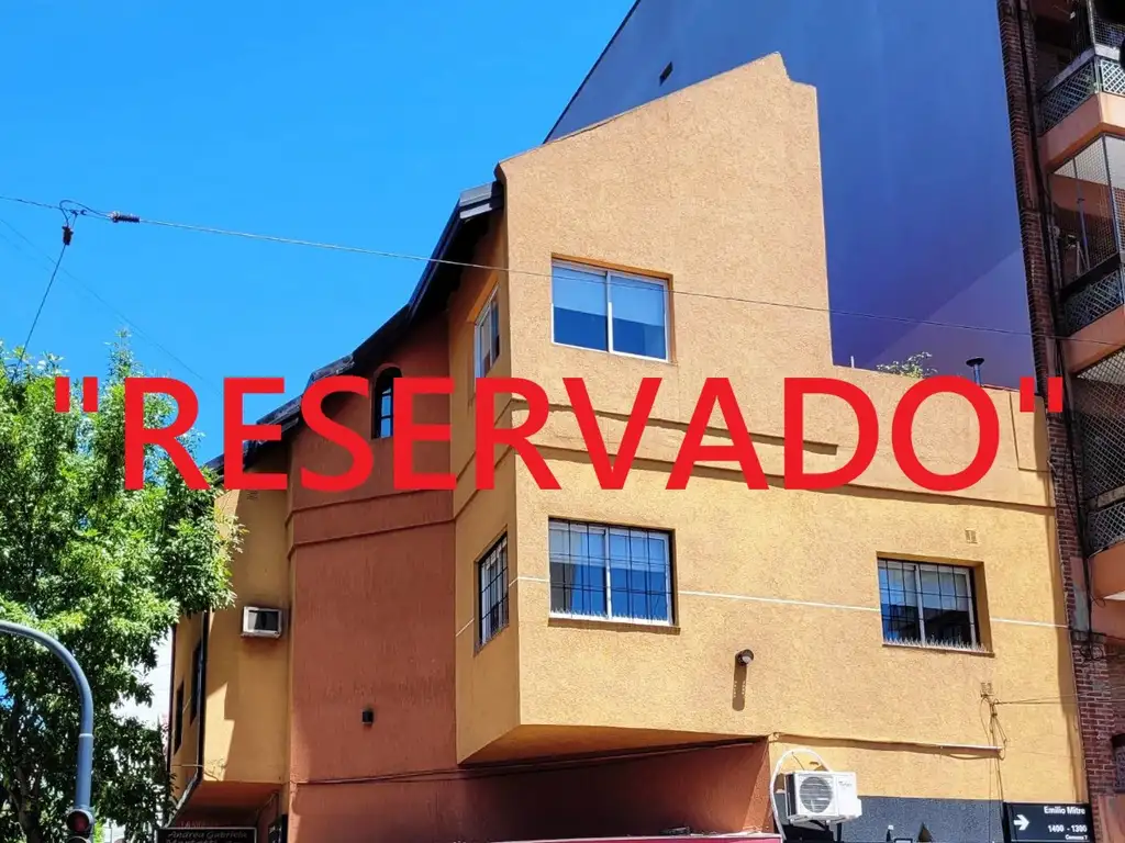 "RESERVADO"Excelente piso único en 2 plantas de 4 amb c/ dep + playroom. 2 baños. Patio. Terraza.