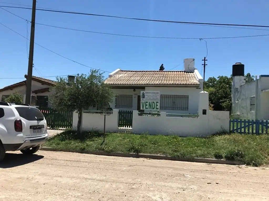 Casa de dos dormitorios mas un departamento sobre terreno 500m2