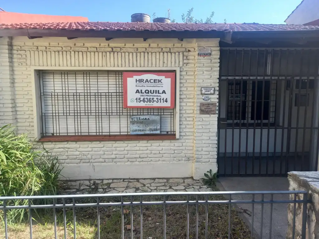 Alquiler casa modificada para uso profesional sobre avenida Eva Perón