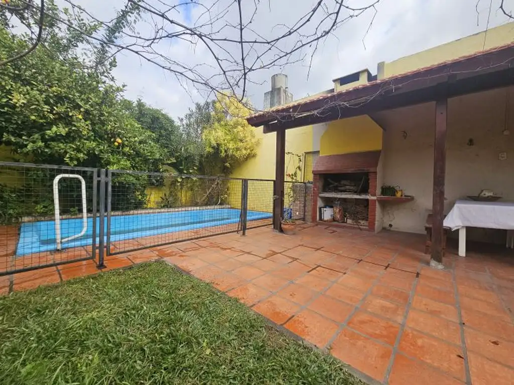 Casa en Alberdi con cochera, patio, pileta y quincho con parrillero