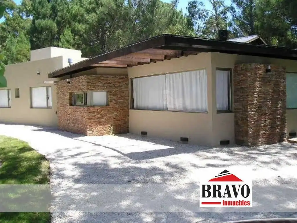 CASA de 4 AMB. SOBRE LOTE DE 675 M2 - Mar de las Pampas | Cod.0046