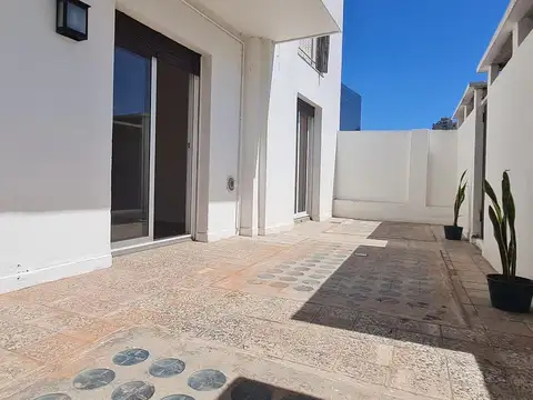 Departamento de 2 Ambientes muy luminoso, refaccionado con Patio en Excelente Ubicación- En Venta.