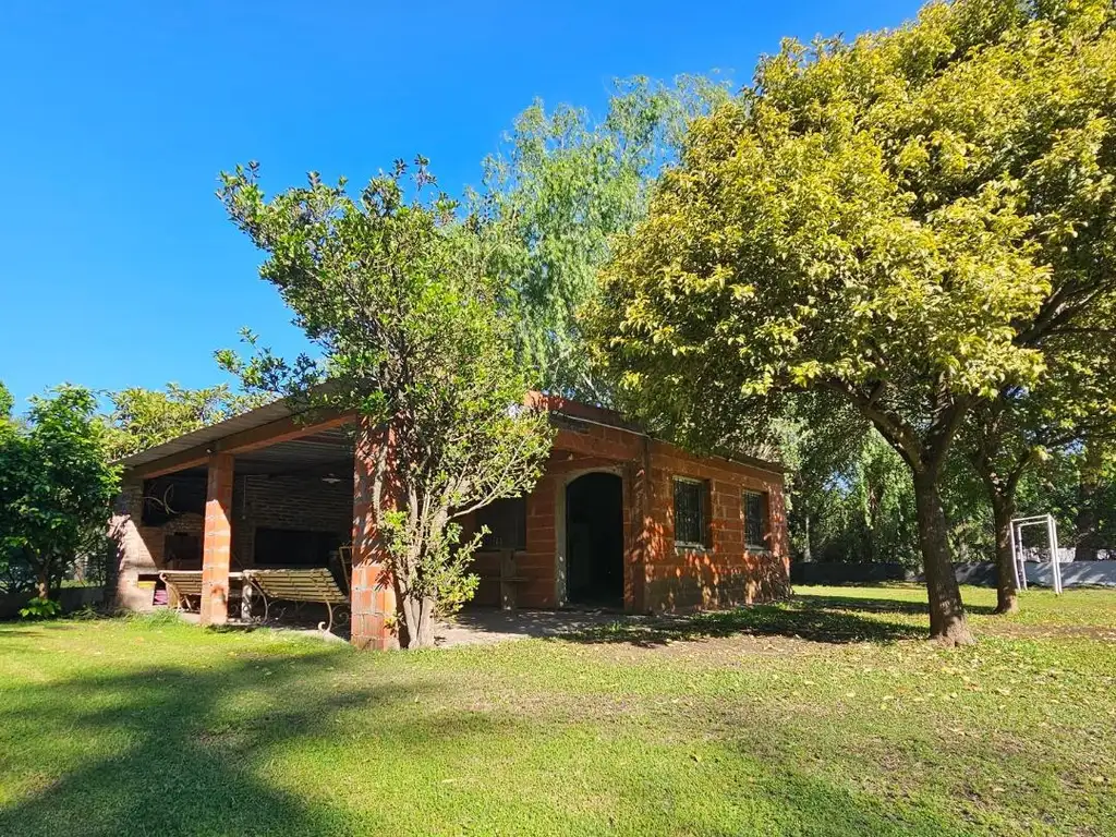 Amplio terreno con pileta y pequeña casa