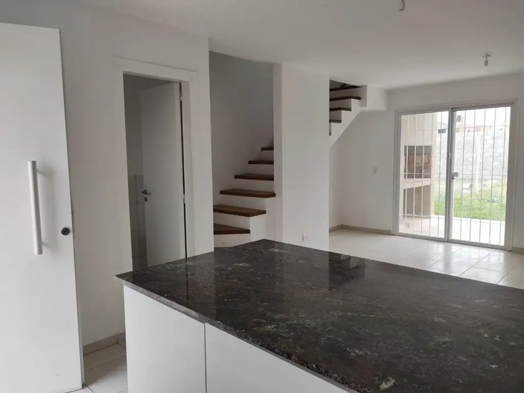 VENTA DUPLEX 2 DORMITORIOS  BARRIO 20 DE JUNIO